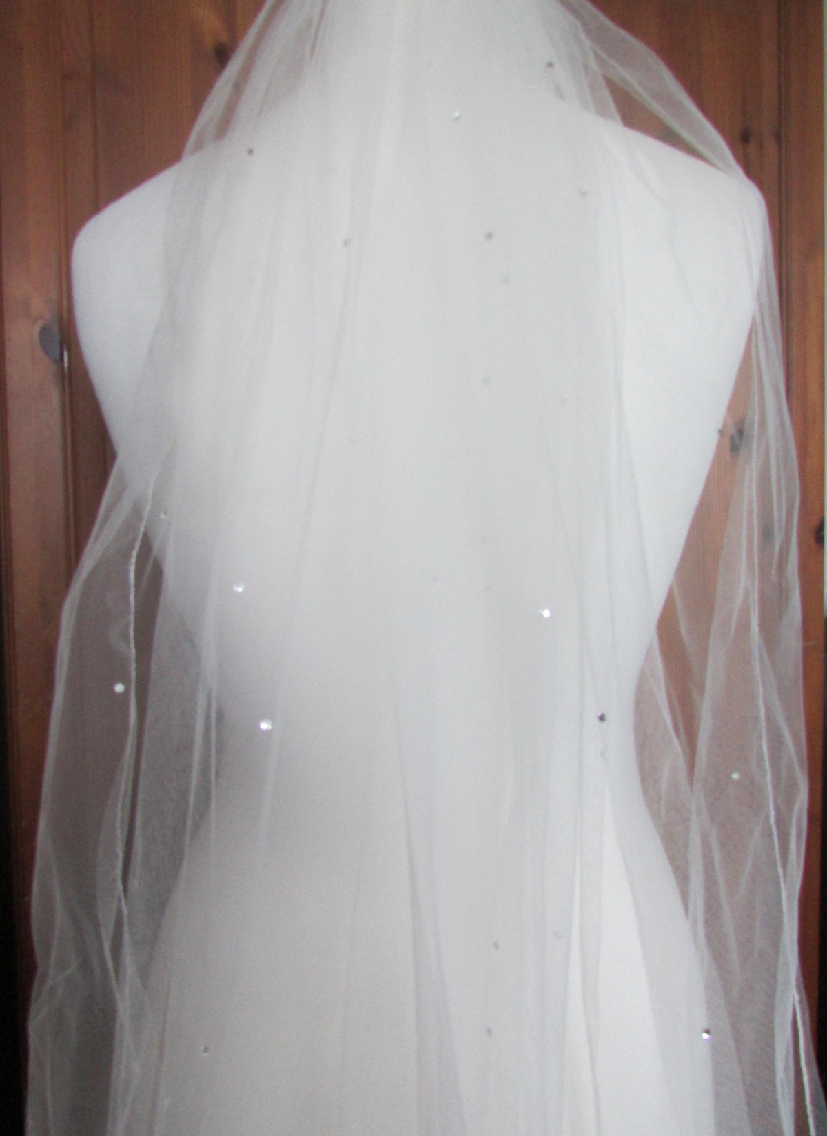Ivory Wedding veil Diamante Rhinstones. Fingertip 1 tier veil 42 inch. Pencil edged. Pale Ivory option.