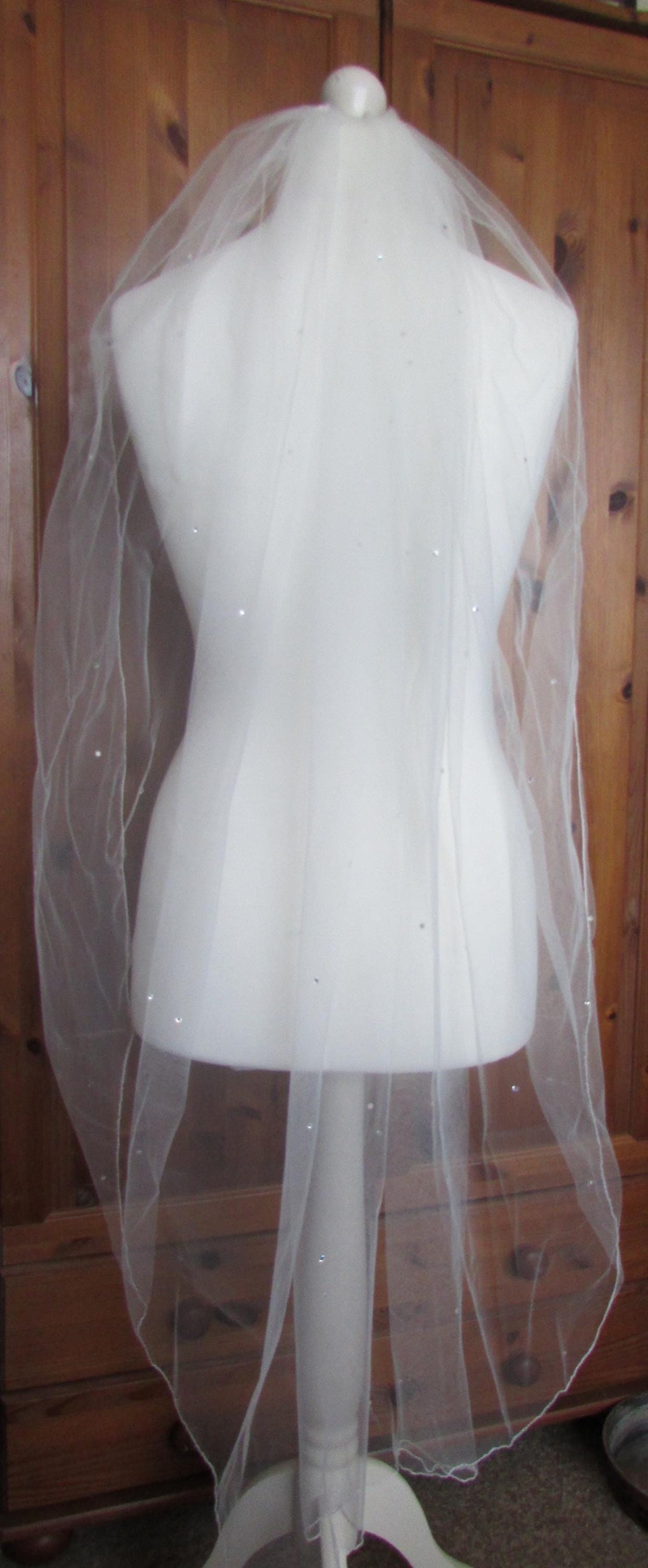 Ivory Wedding veil Diamante Rhinstones. Fingertip 1 tier veil 42 inch. Pencil edged. Pale Ivory option.